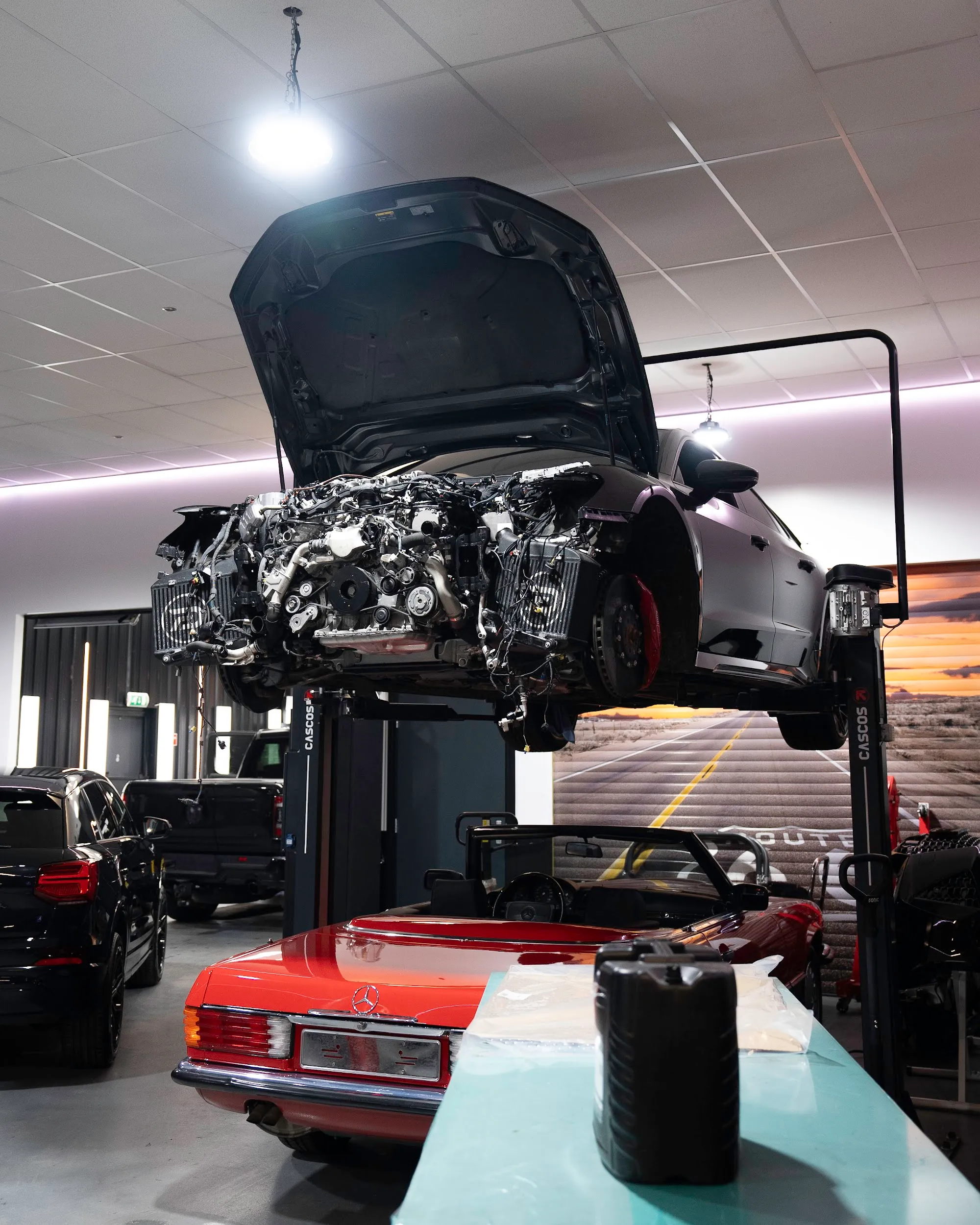 Motor uit de auto, klassieke Mercedes op de achtergrond