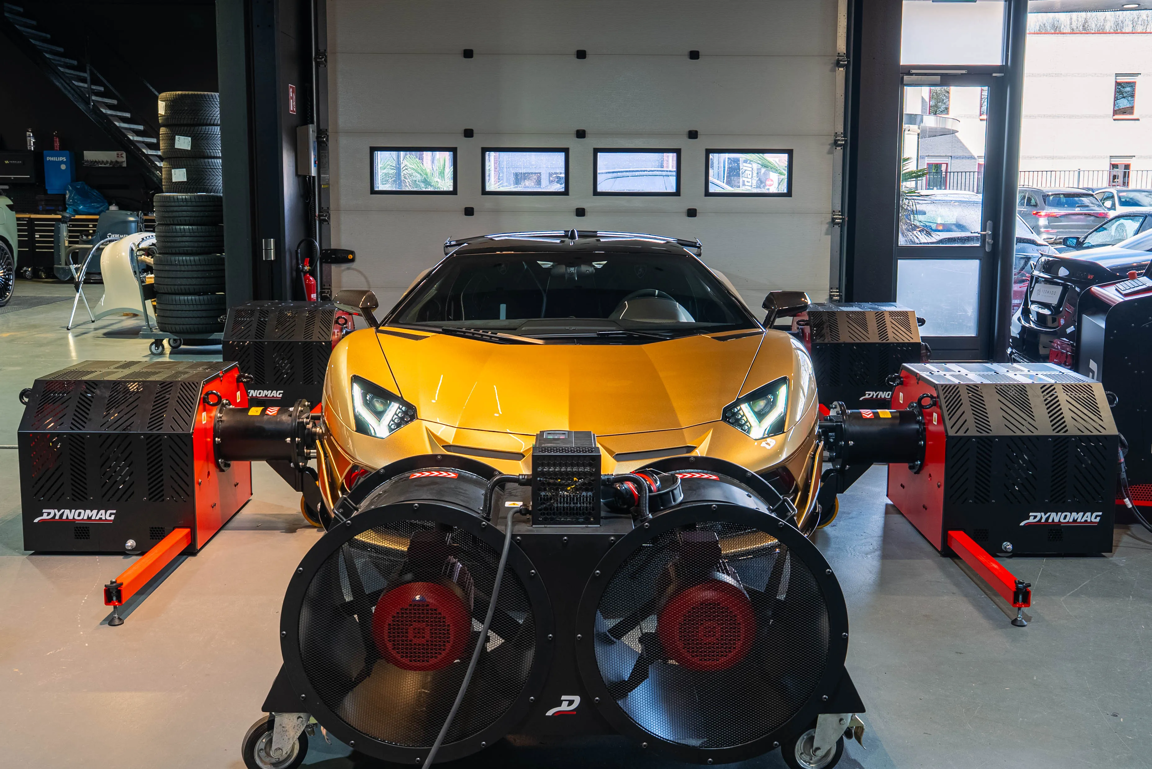 Lamborghini Aventador SVJ van voren op de dynobank, tussen de koelventilatoren